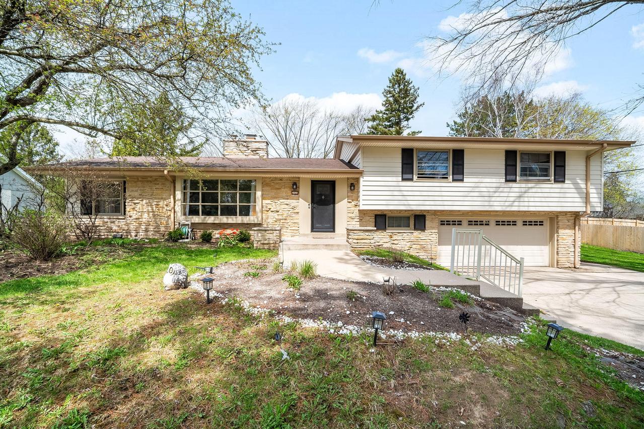 2526 W Dunwood Rd, Glendale, WI 53209