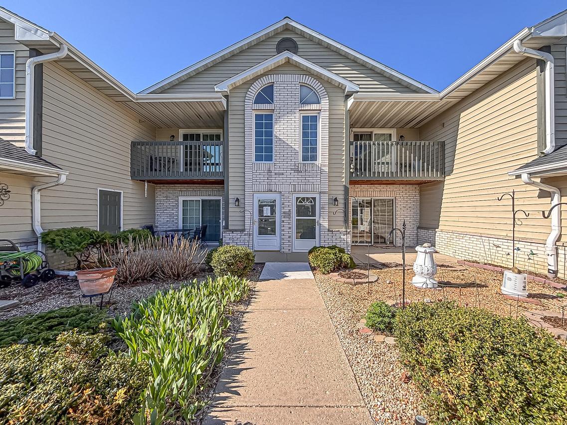 W240N2510 E Parkway Meadow #2, Pewaukee, WI 53072
