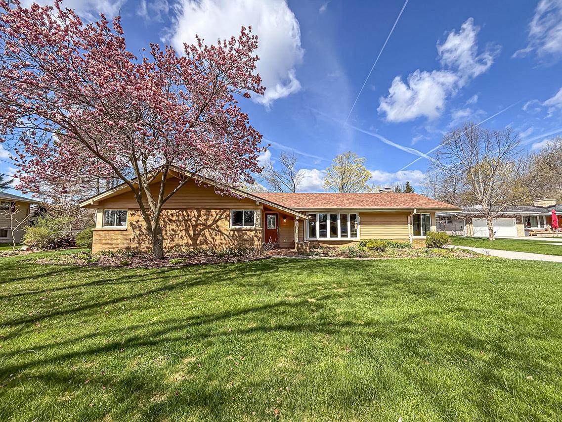 1185 Apache Tr., Brookfield, WI 53005