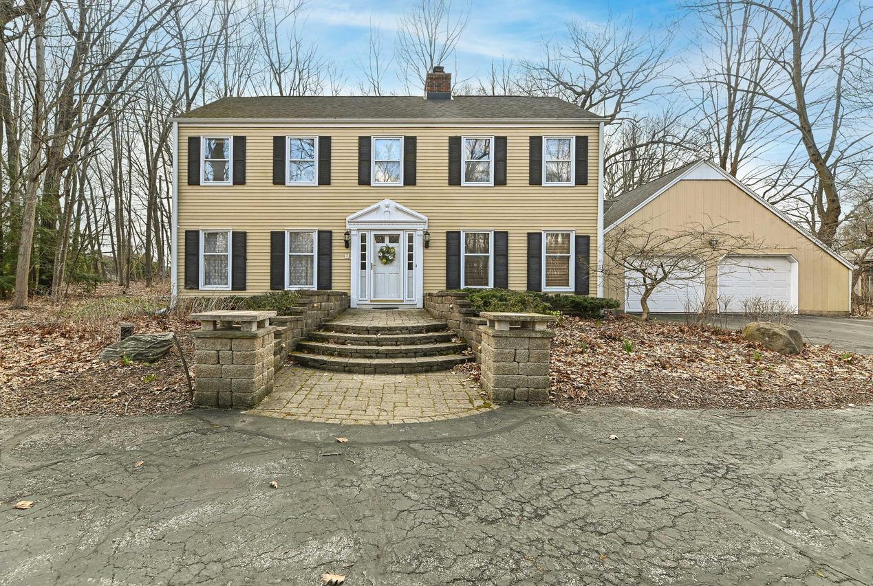 10125 W Kay Pkwy, Hales Corners, WI 53130