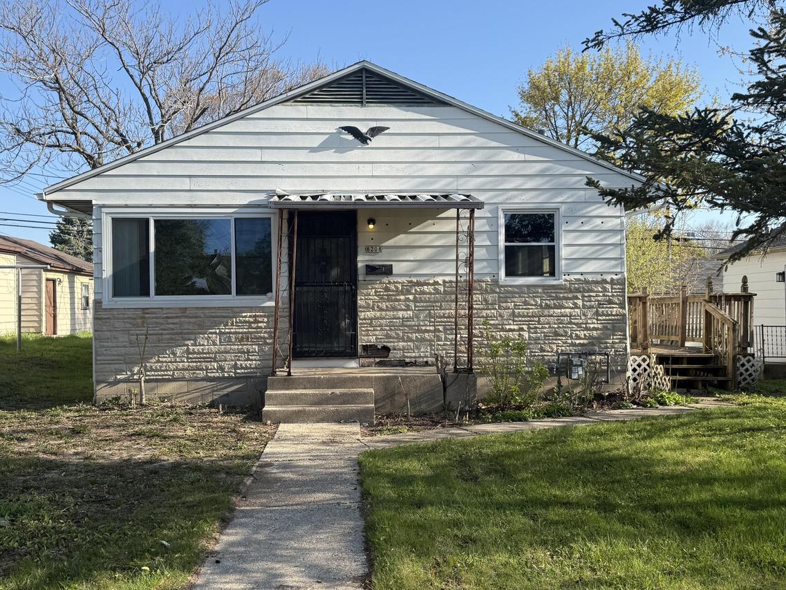8208 W Keefe Ave, Milwaukee, WI 53222