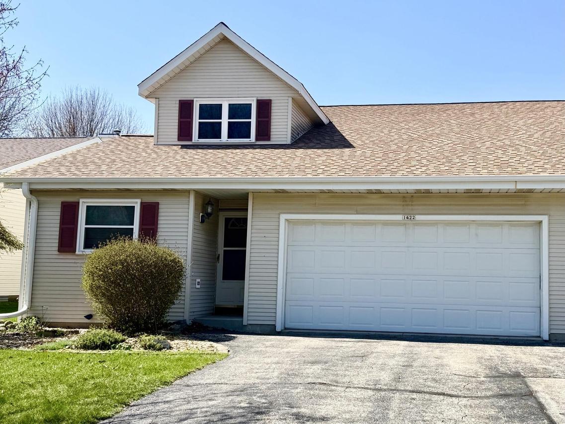 1422 Vogt Dr, West Bend, WI 53095