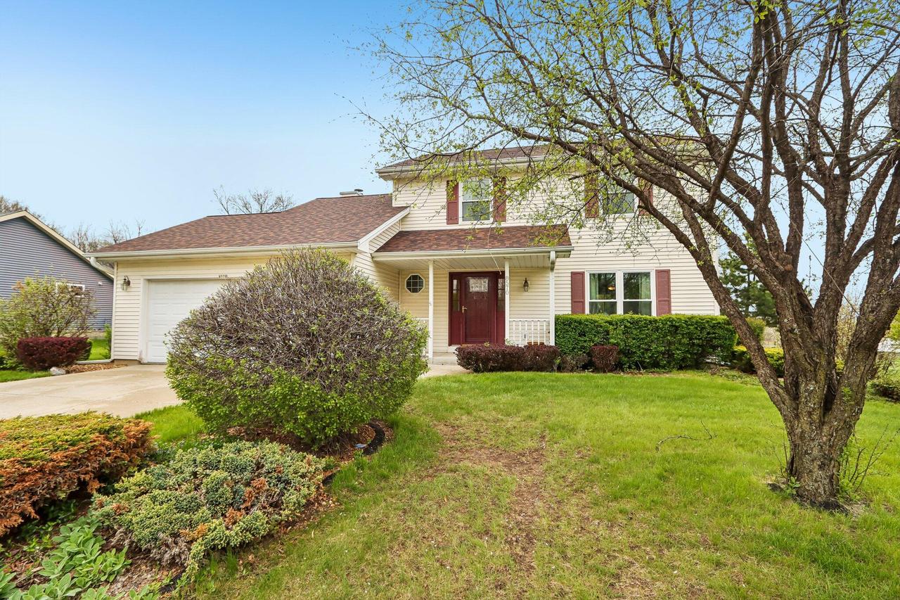 8570 S Whitney Dr, Oak Creek, WI 53154