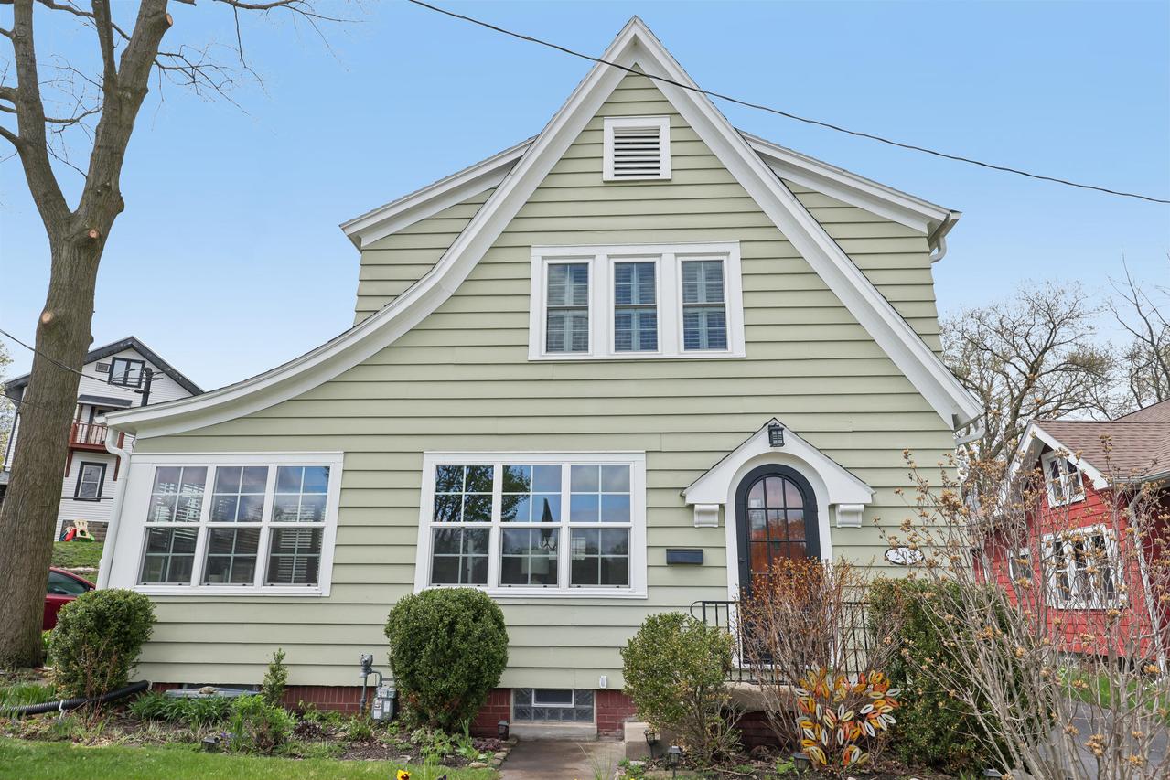 208 Oakland Ave, Waukesha, WI 53186