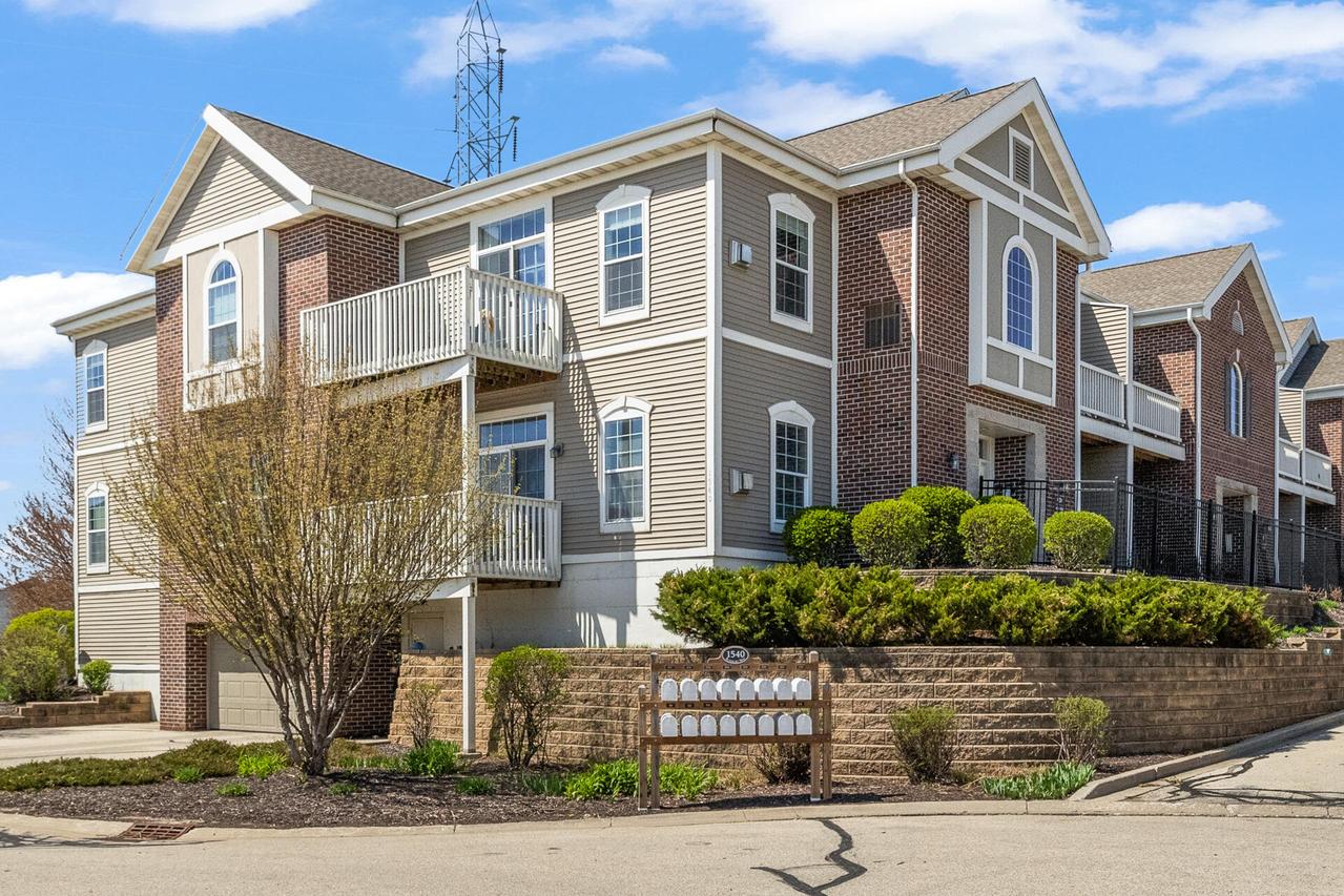 1540 Roxbury Way #201, Waukesha, WI 53186