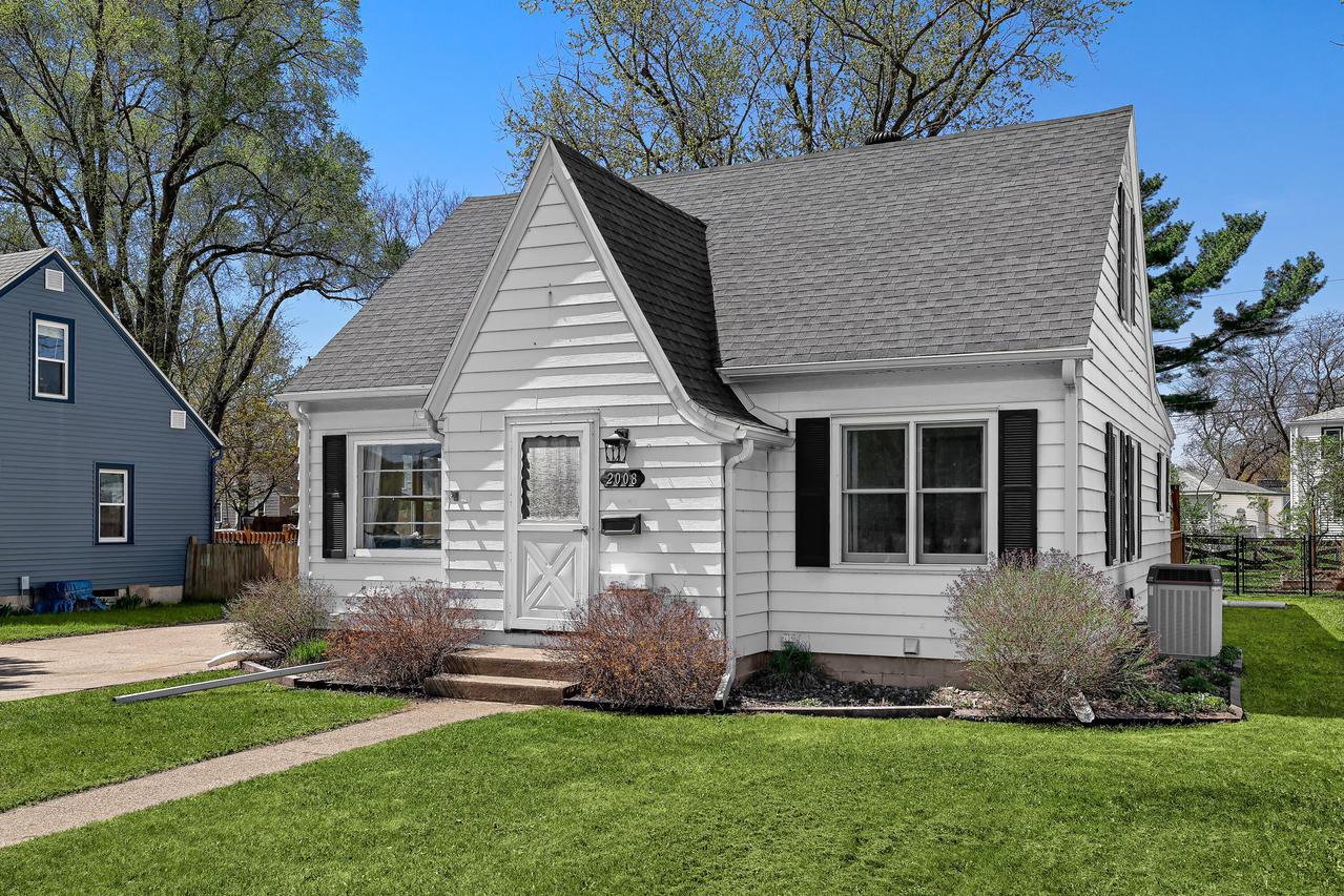 2008 Losey Blvd, La Crosse, WI 54601