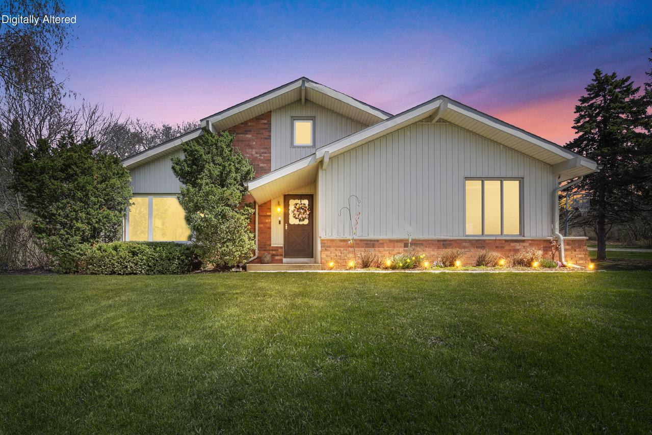 W214N10404 Oak Ln, Germantown, WI 53022
