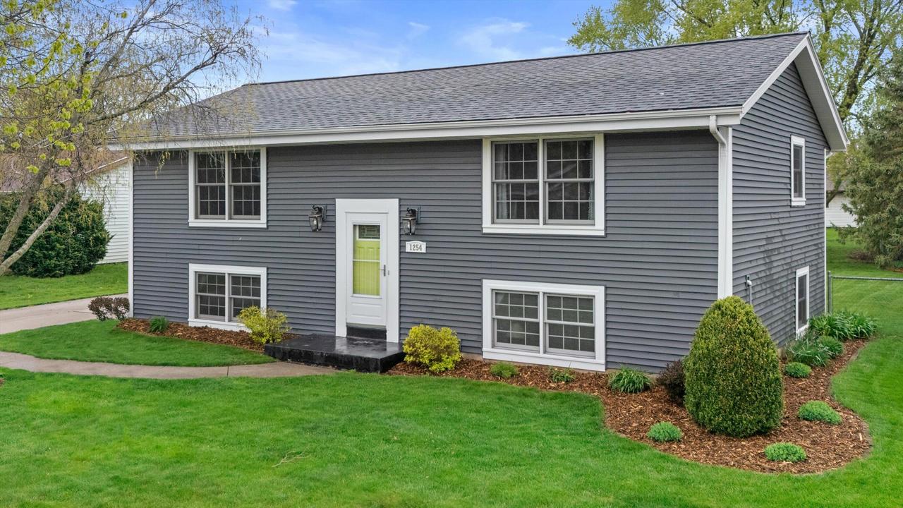 1254 Market Pl, Waukesha, WI 53189