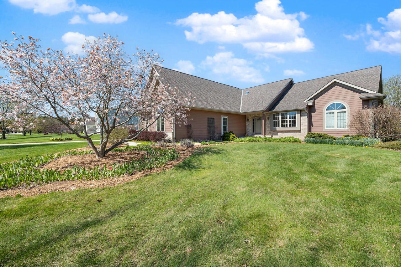 210 Hunters Crossing, Slinger, WI 53086