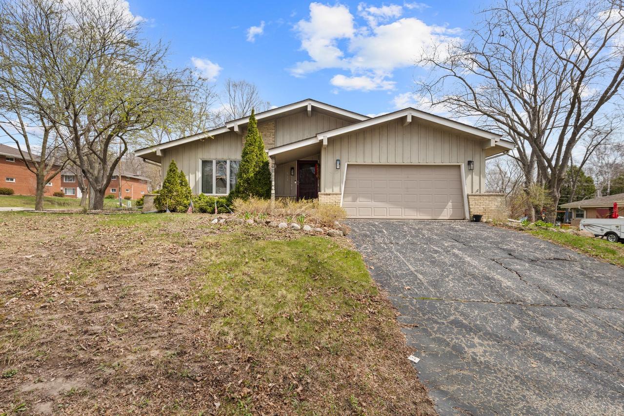 N42W5598 Wilshire Dr, Cedarburg, WI 53012