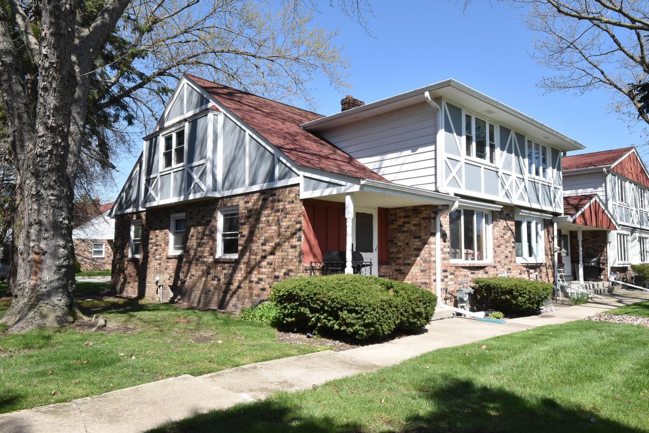 5132 S King Arthurs Ct, Greenfield, WI 53221