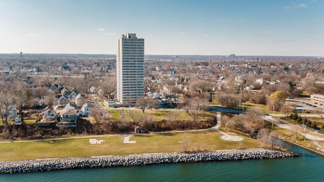 2525 S Shore Dr #2A, Milwaukee, WI 53207