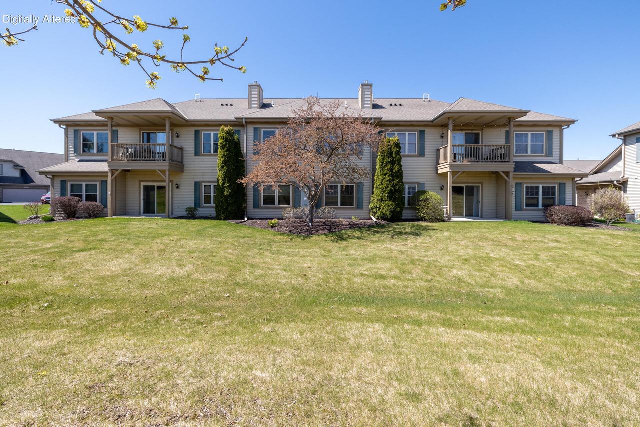 N55W17164 Ravenwood Dr, Menomonee Falls, WI 53051
