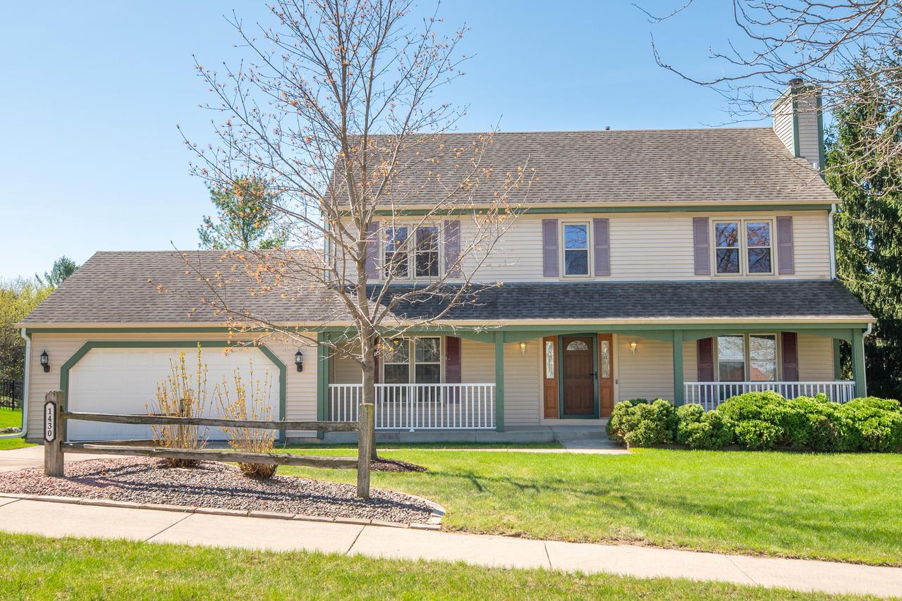 1430 Sunnyridge Rd, Pewaukee, WI 53072