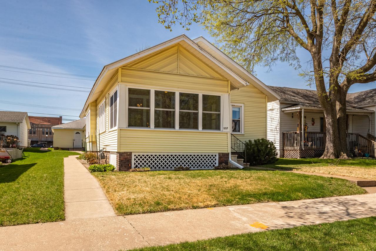 1217 Avon St, La Crosse, WI 54601