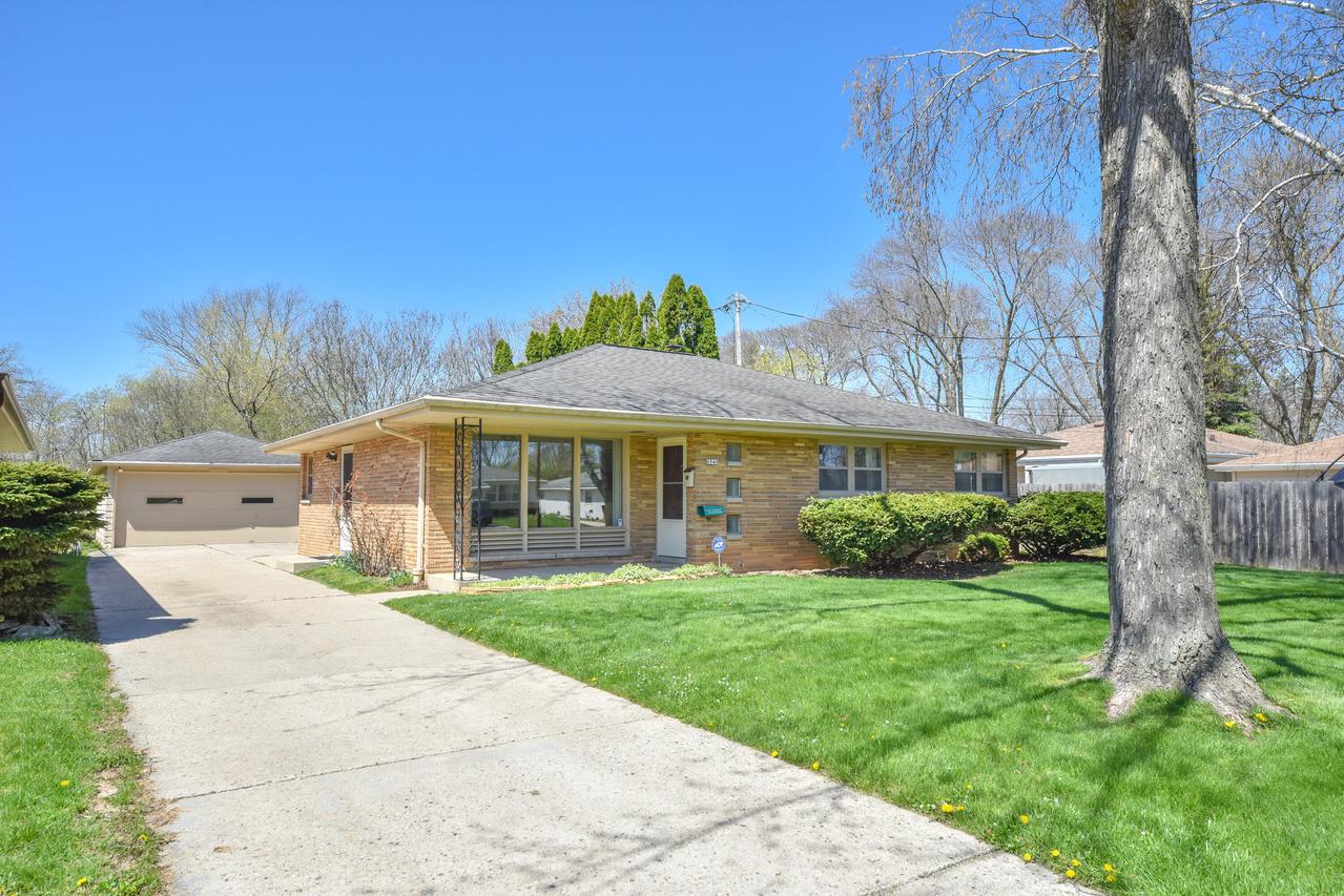 6949 N 44th St, Milwaukee, WI 53223