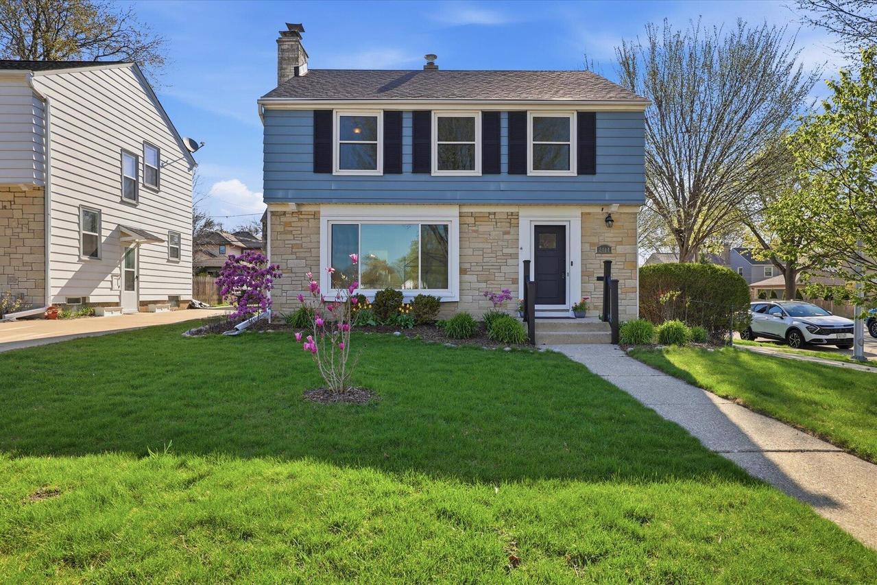 2404 N 89th St, Wauwatosa, WI 53226