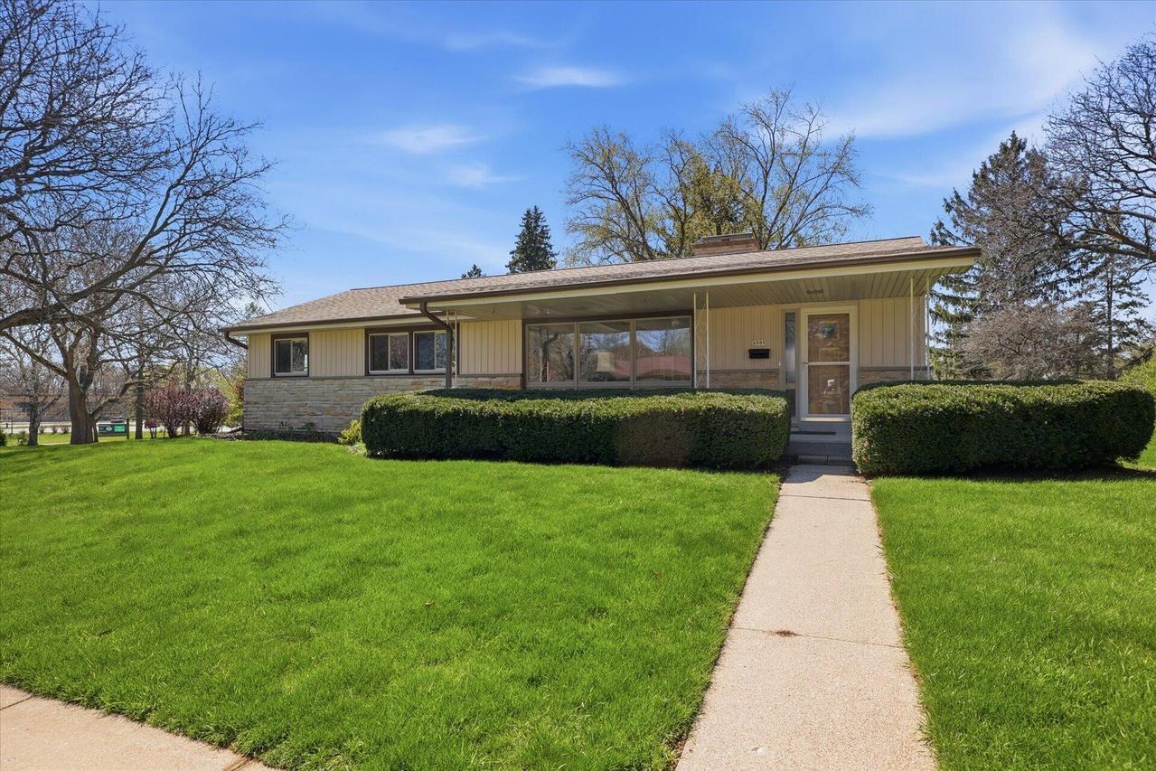 6909 Darnell Ln, Greendale, WI 53129