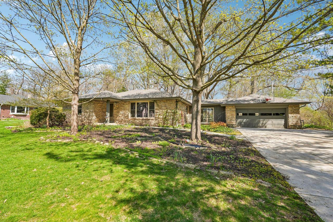 1318 N 123rd St, Wauwatosa, WI 53226