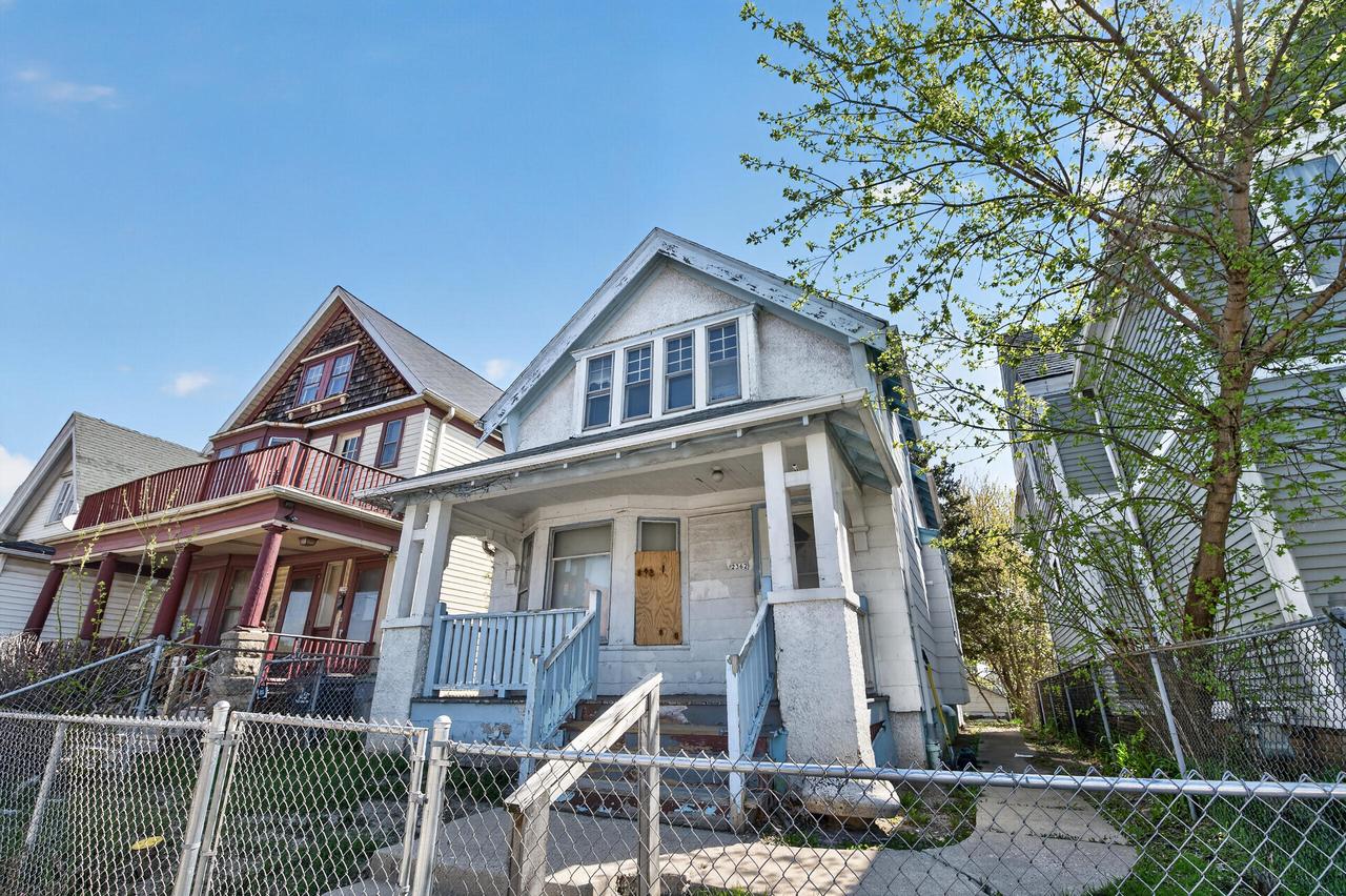 2362 N Holton St, Milwaukee, WI 53212
