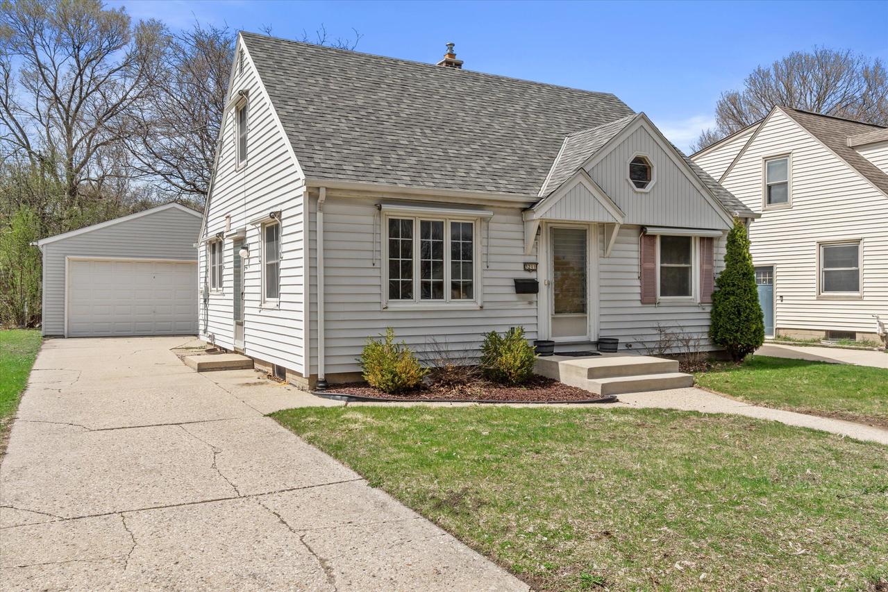 3211 S 72nd St, Milwaukee, WI 53219