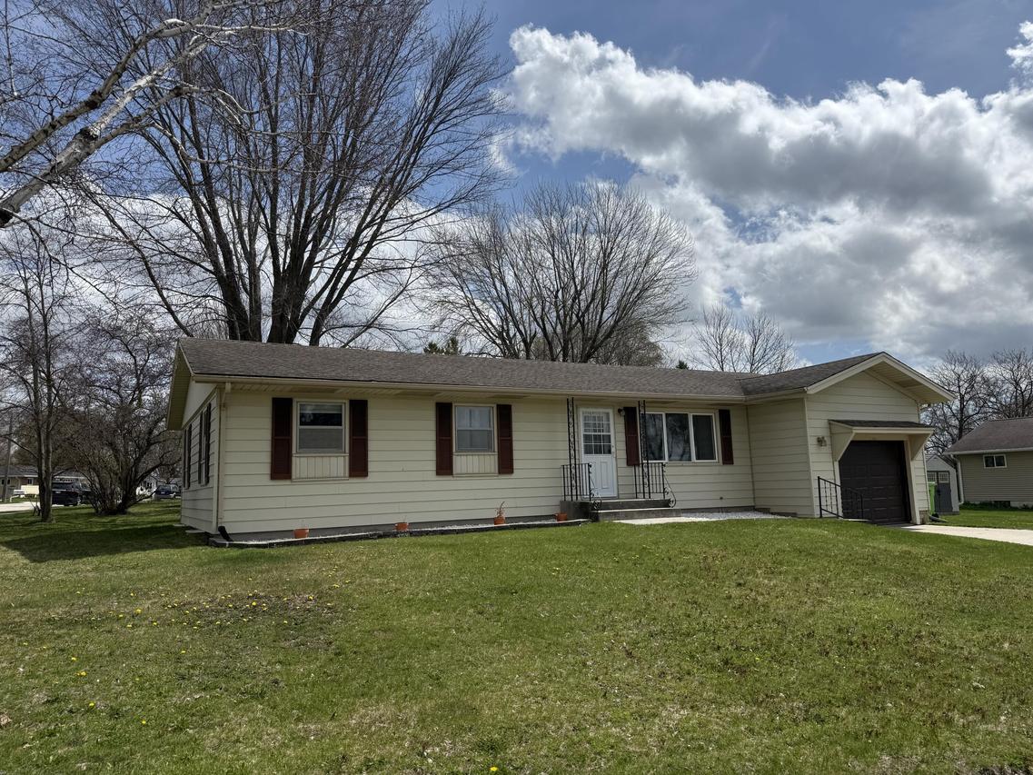1604 Calumet Dr, New Holstein, WI 53061