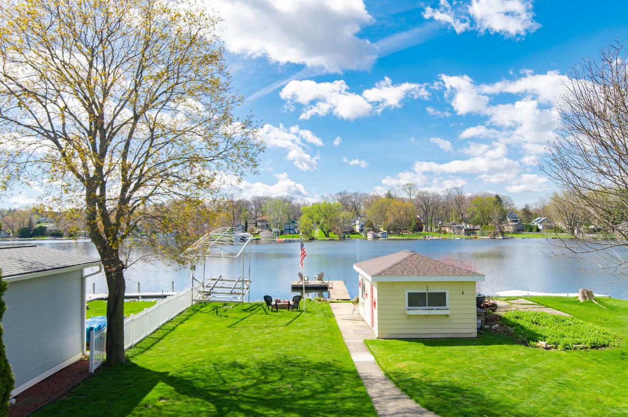 N29W27397 Peninsula Dr, Pewaukee, WI 53072