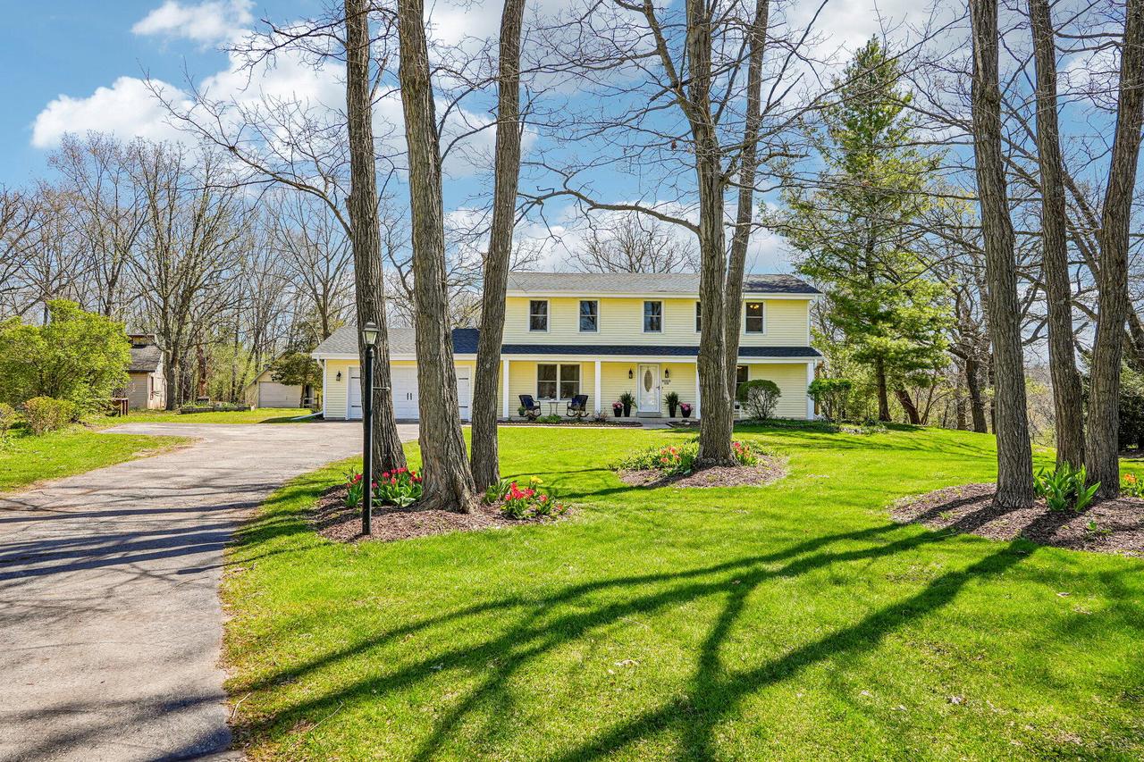 S74W32610 Twin Oaks Ct, Mukwonago, WI 53149