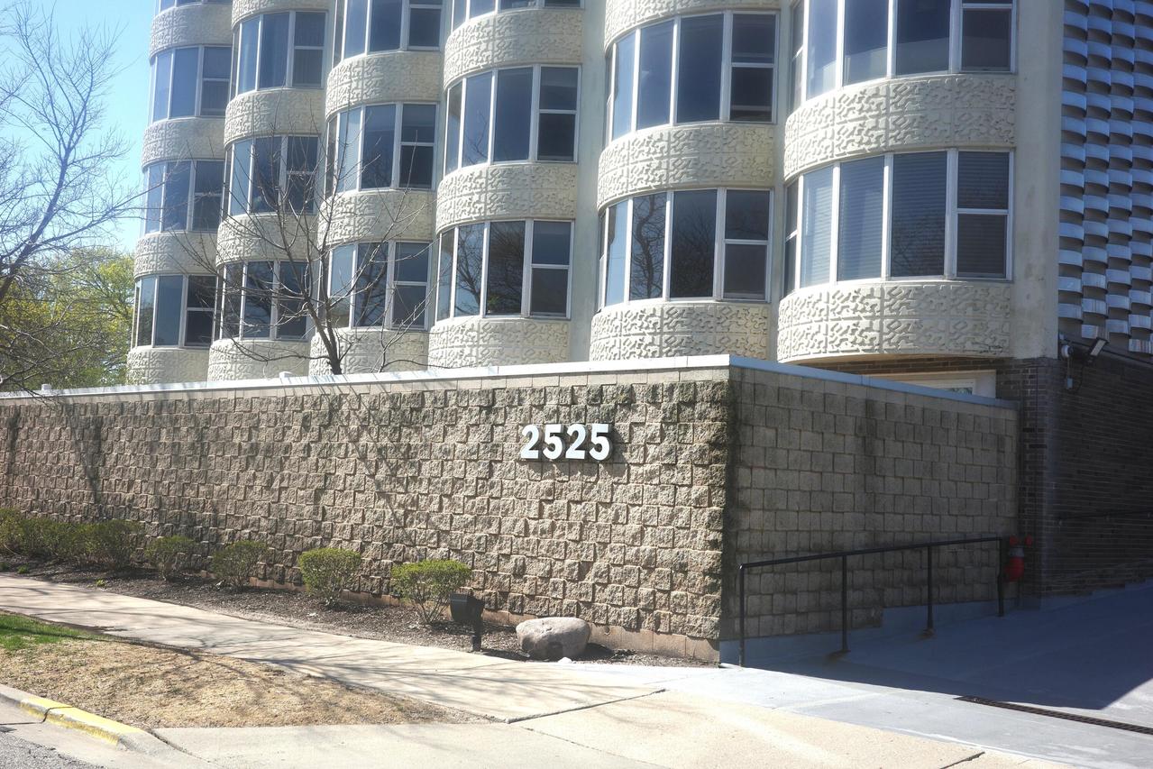 2525 S Shore Dr #1D, Milwaukee, WI 53207