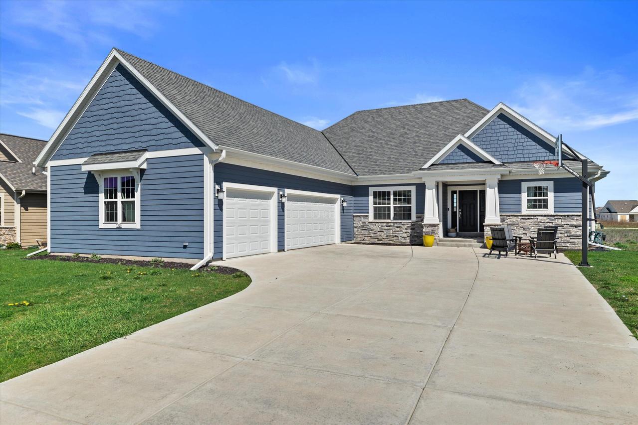 1320 Foxwood Pass, Oconomowoc, WI 53066