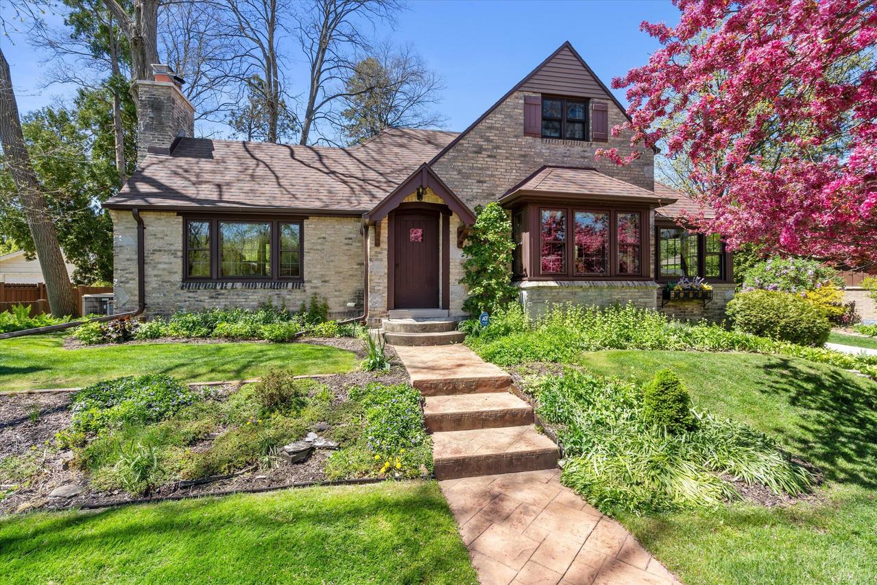 7015 N Milwaukee River, Glendale, WI 53209