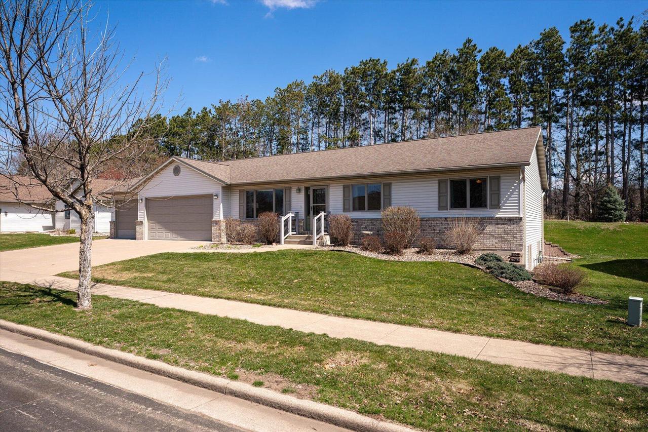 705 Pine Cone Pl, Holmen, WI 54636