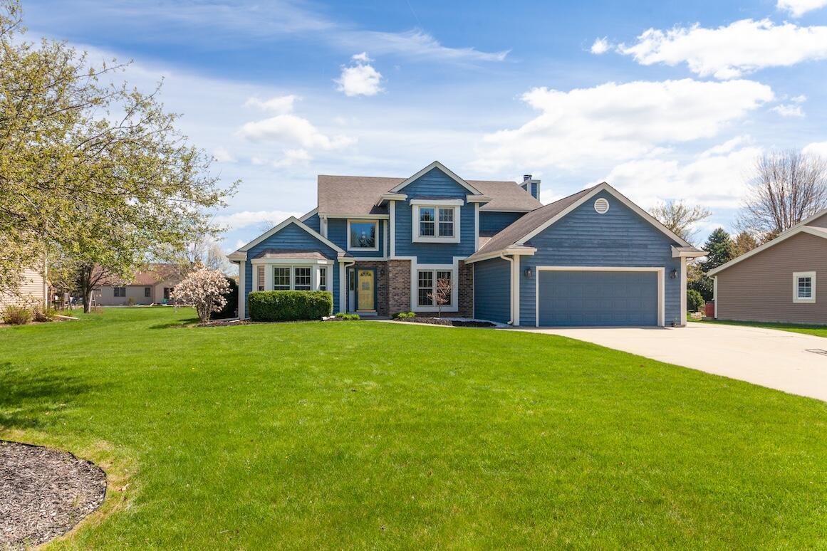 W227N2540 Meadowood Ln, Pewaukee, WI 53186