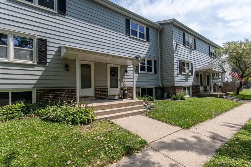228 Wolf Dr #3, Dousman, WI 53118