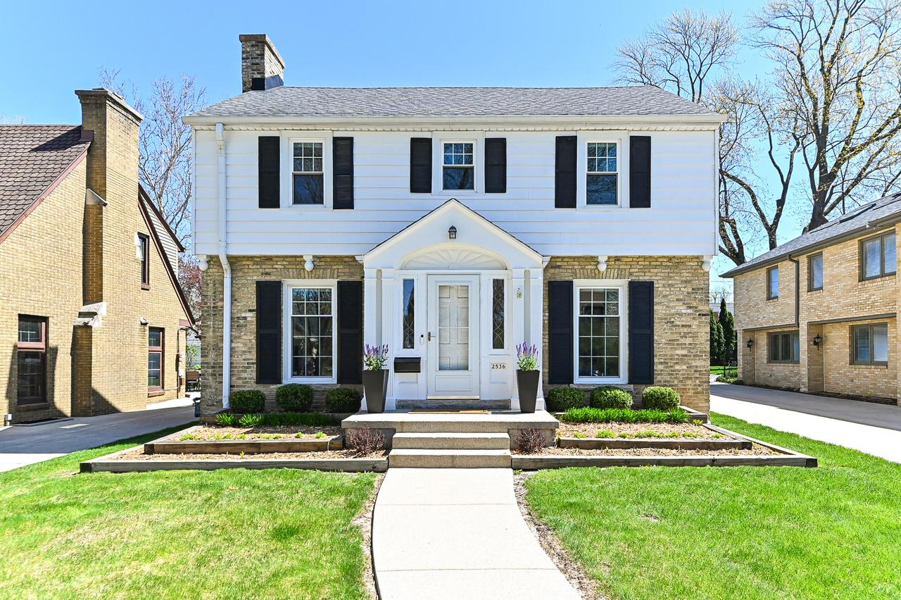 2536 N 88th St, Wauwatosa, WI 53226