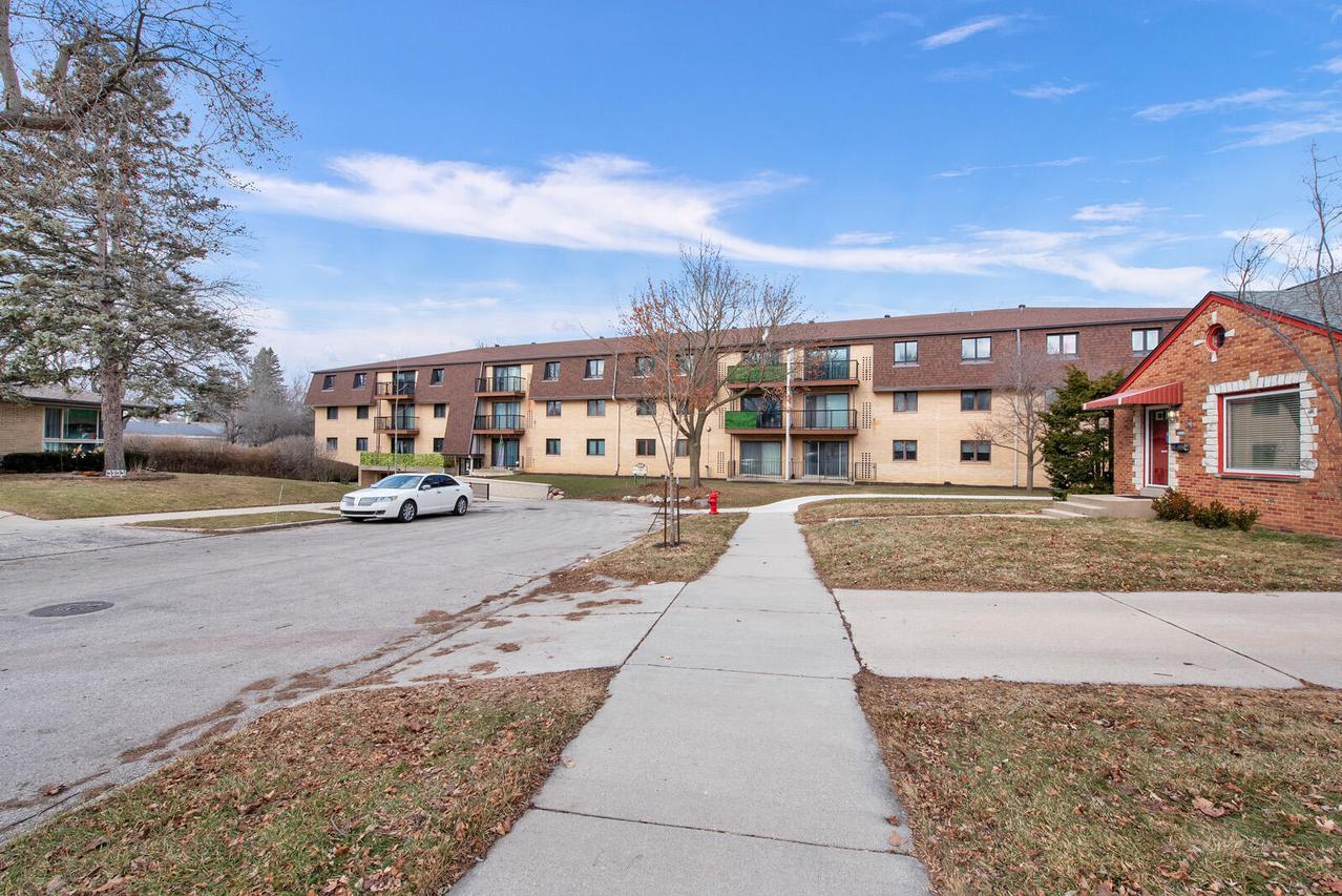 3239 S 58th St #310, Milwaukee, WI 53219