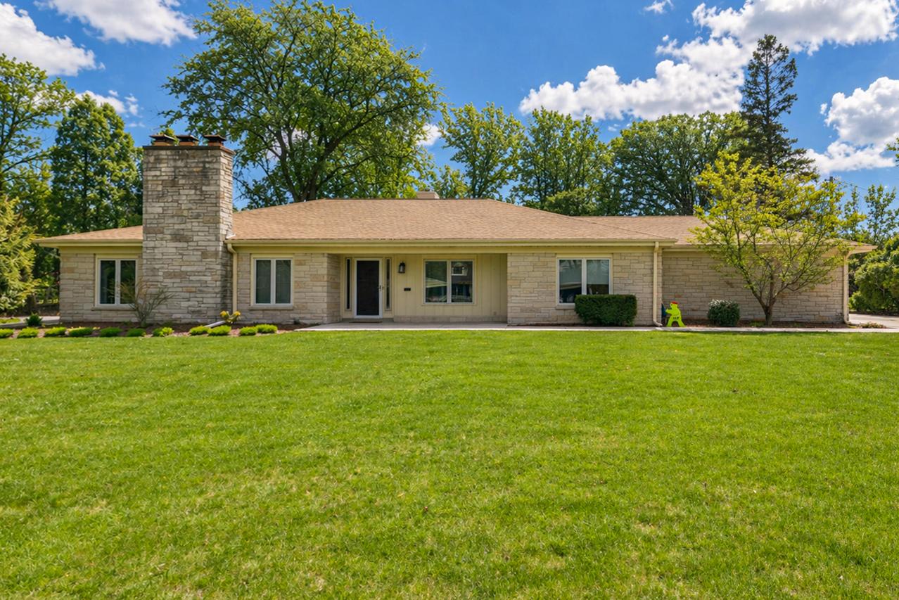 221 E Clovernook Ln, Fox Point, WI 53217