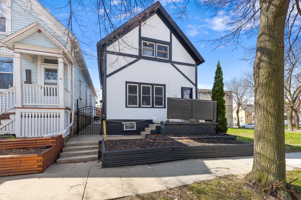 919 E Land Pl, Milwaukee, WI 53202
