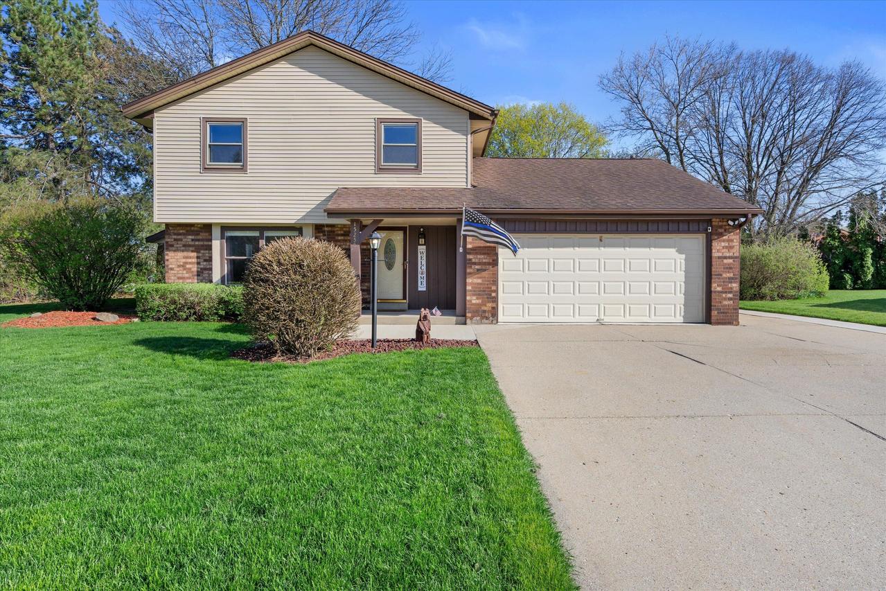 15255 W Glenora Ct, New Berlin, WI 53151