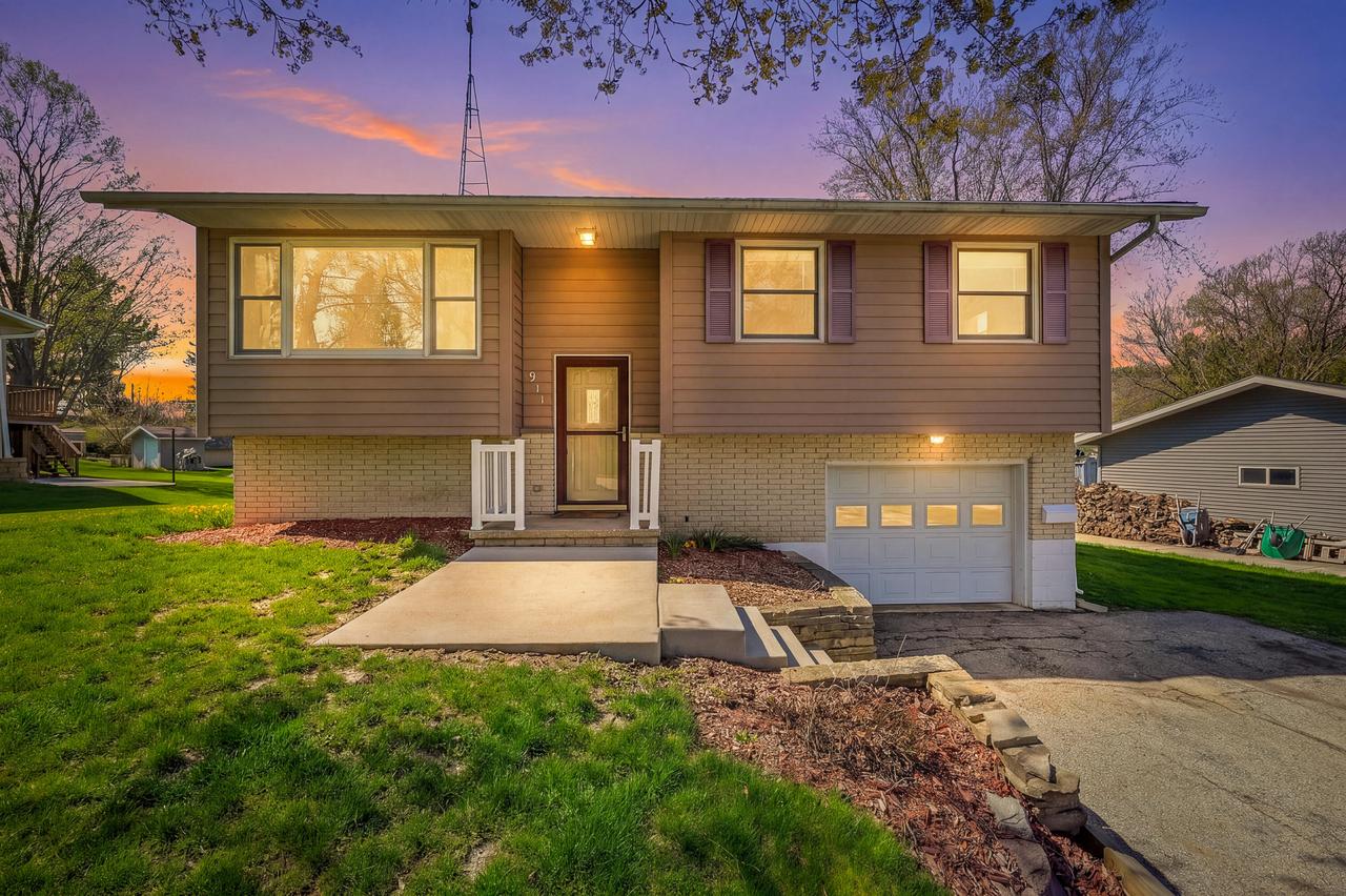 911 Mayer Ln, Mayville, WI 53050