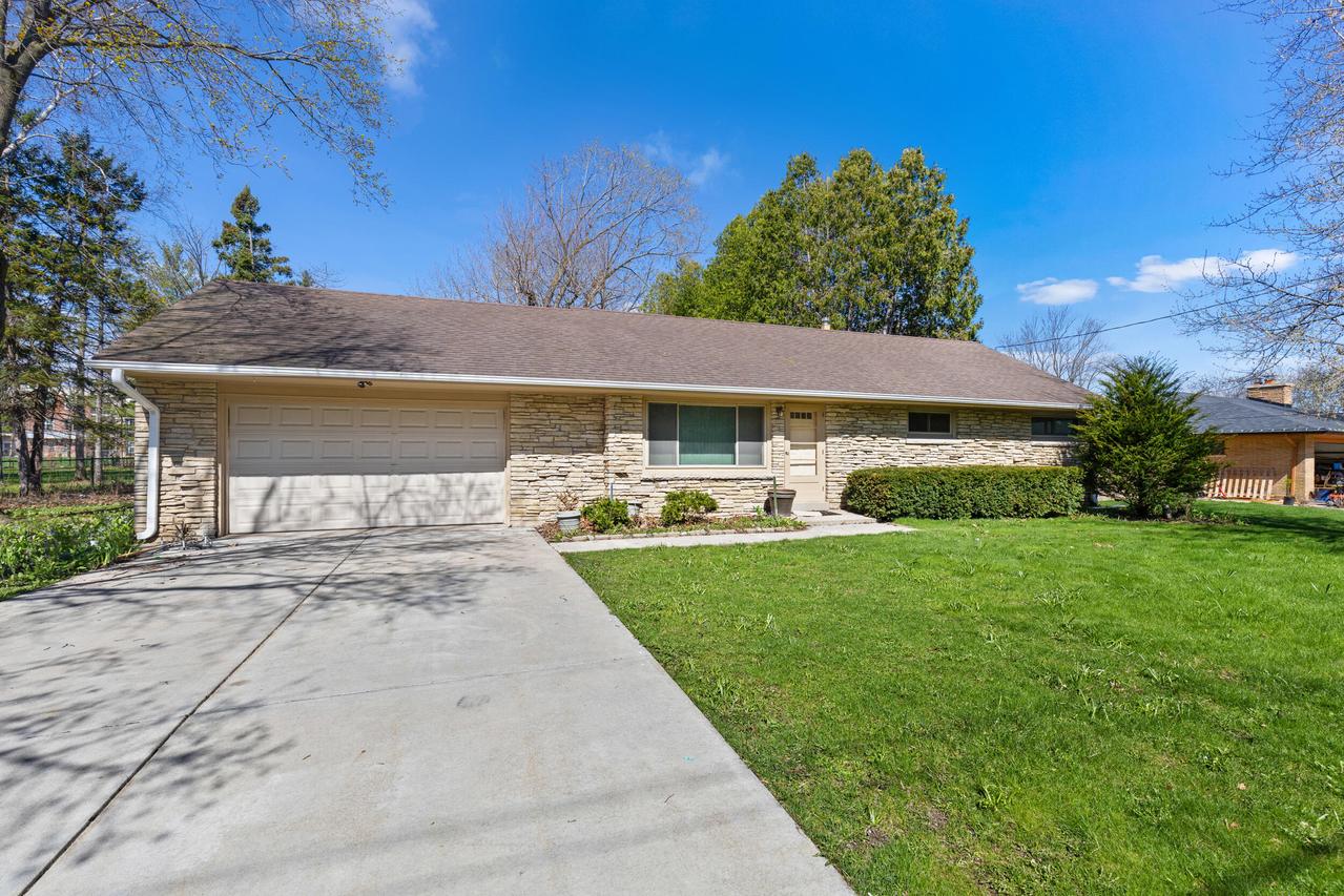 8727 N Kildeer Ct, Brown Deer, WI 53209