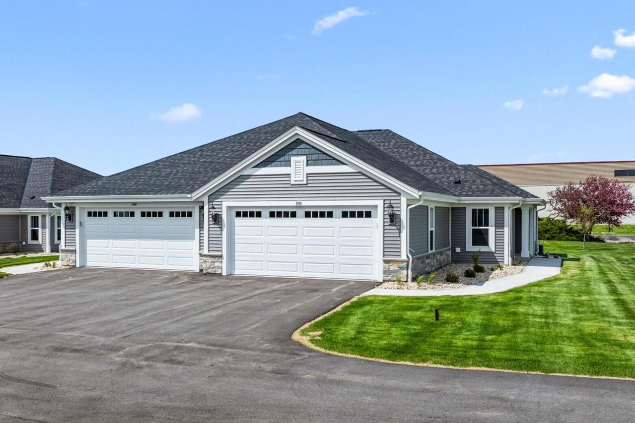 500 Hunter Oaks Blvd #1002, Watertown, WI 53094