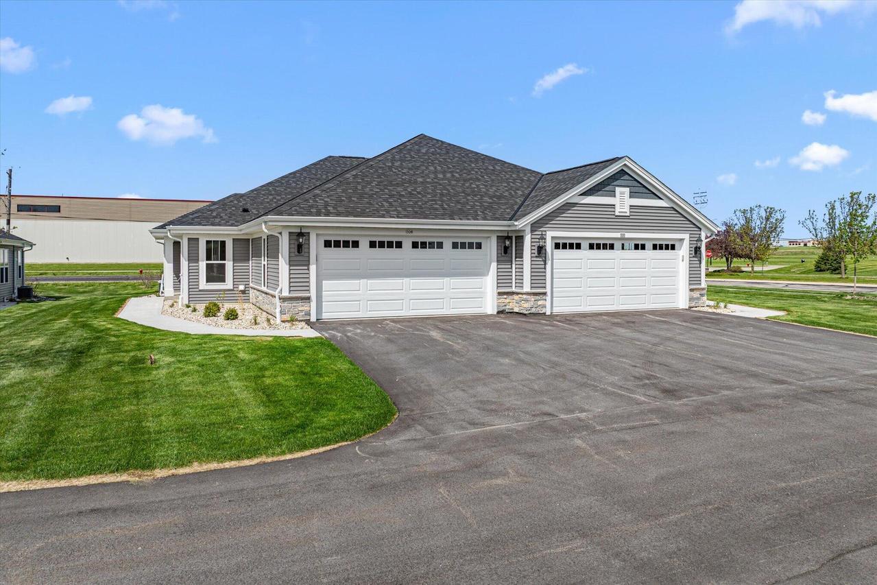 504 Hunter Oaks Blvd #1001, Watertown, WI 53094