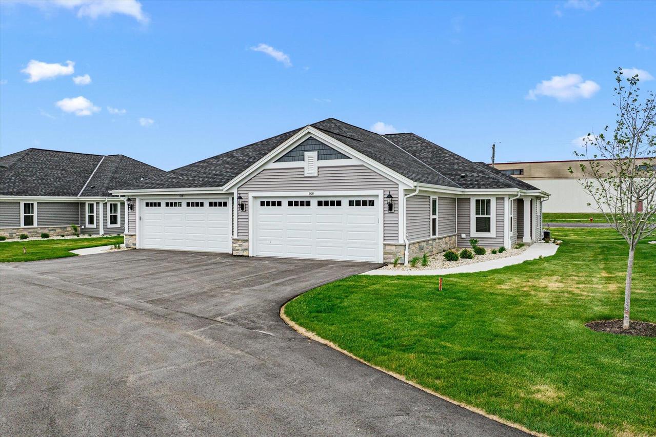 508 Hunter Oaks Blvd #902, Watertown, WI 53094