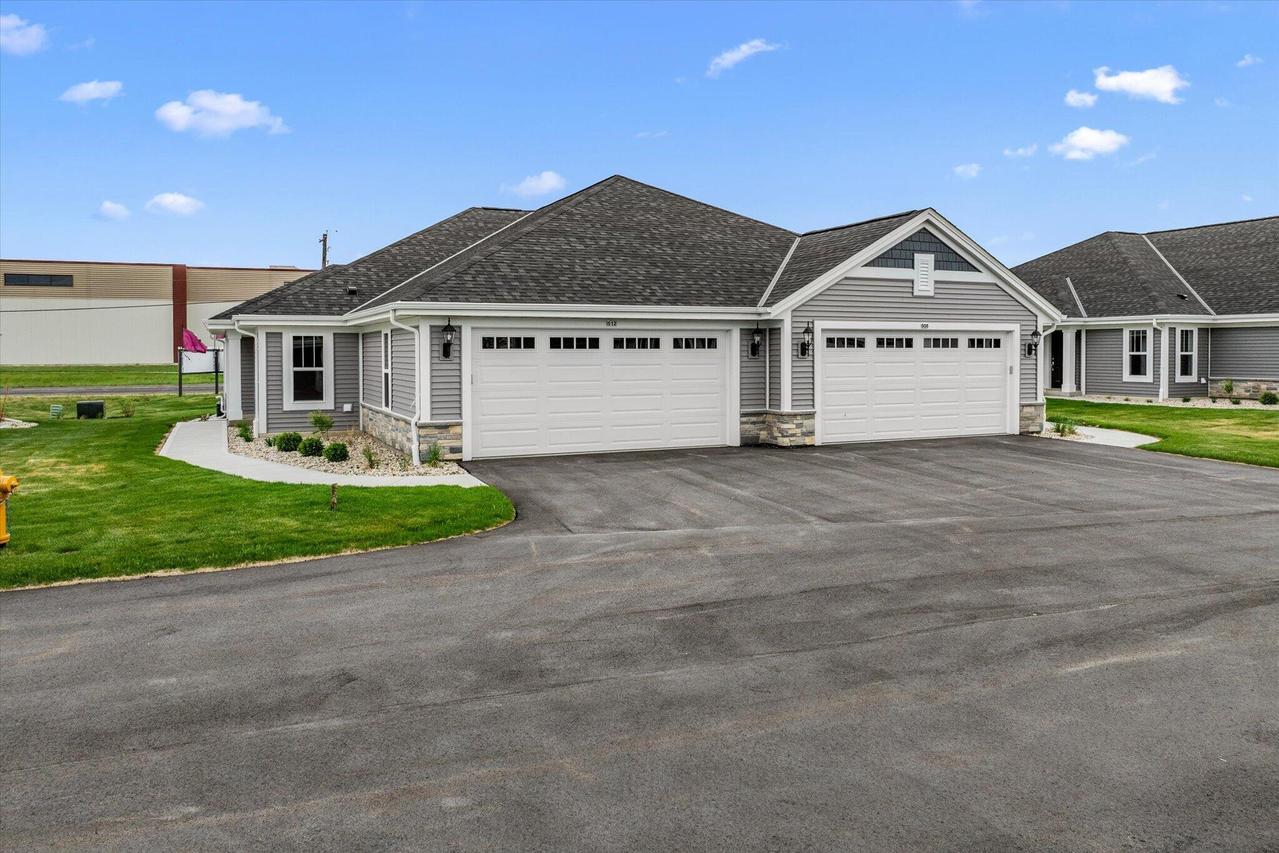512 Hunter Oaks Blvd #901, Watertown, WI 53094