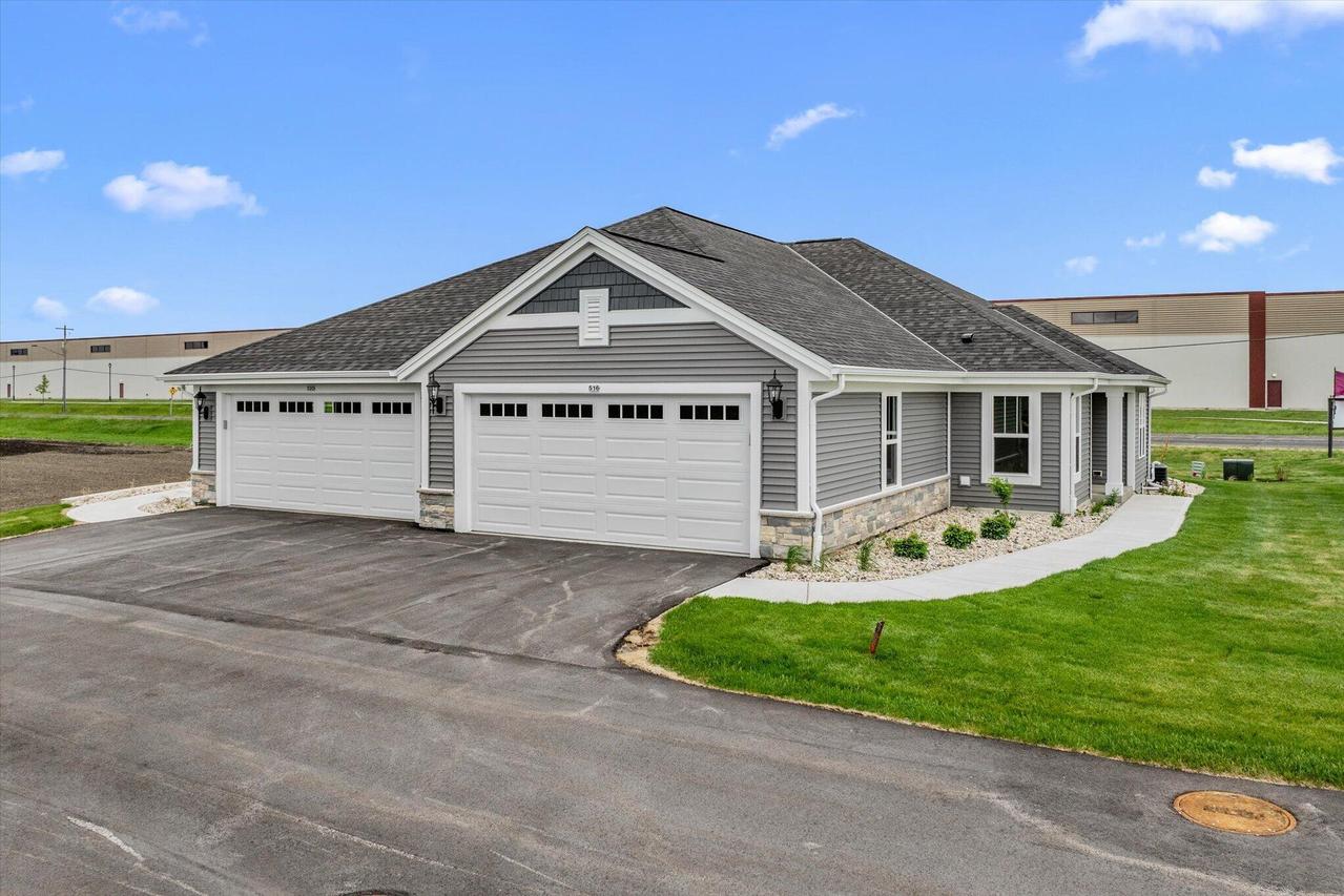 516 Hunter Oaks Blvd #0802, Watertown, WI 53094