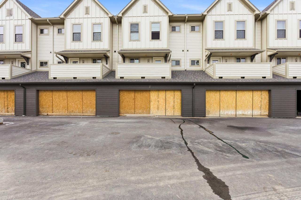2123 E Howard Ave #102, Saint Francis, WI 53235