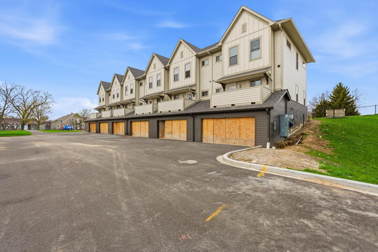 2125 E Howard Ave #103, Saint Francis, WI 53235