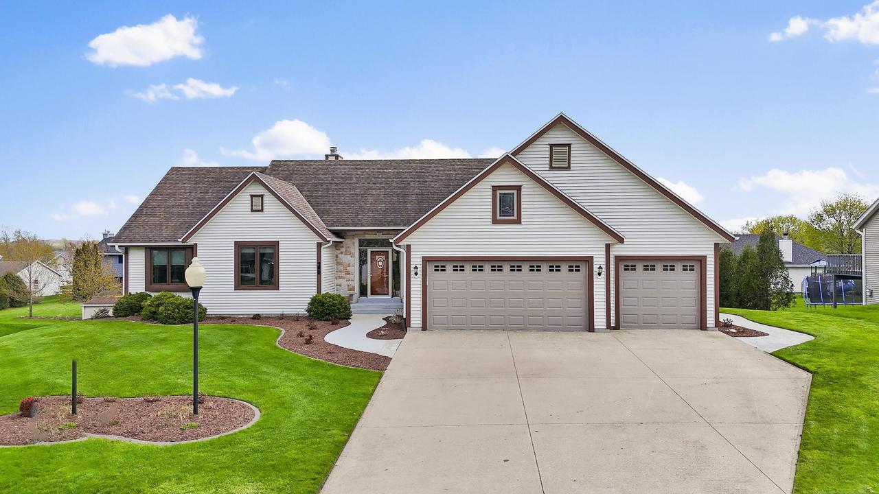 1227 Wegner Dr, Mukwonago, WI 53149