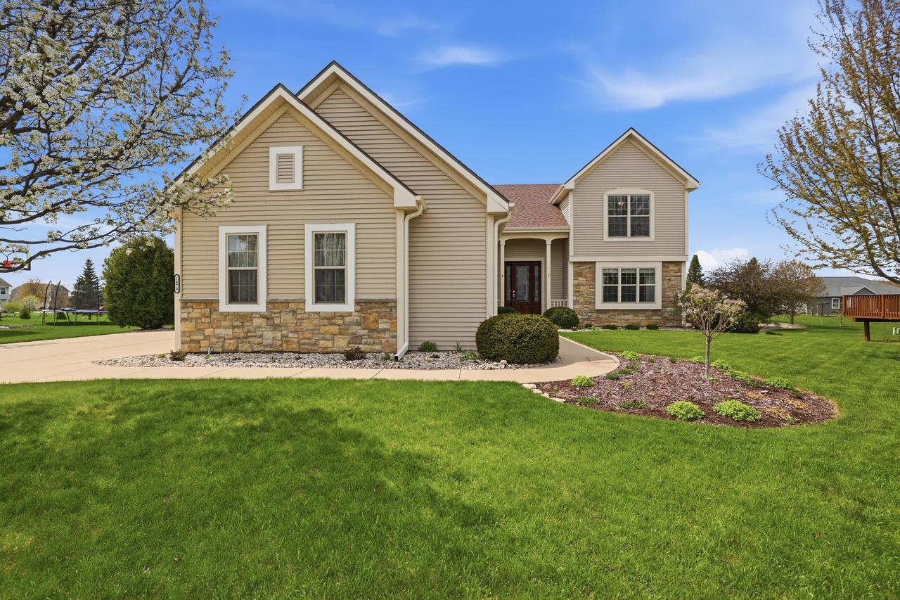 1470 Waters Edge Dr, Oconomowoc, WI 53066